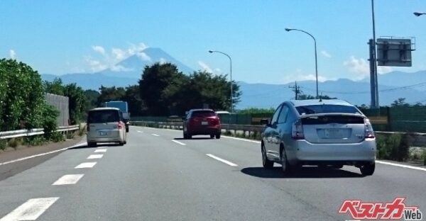 ファスナー合流によって経済損失は約3割削減できるという（写真AC）