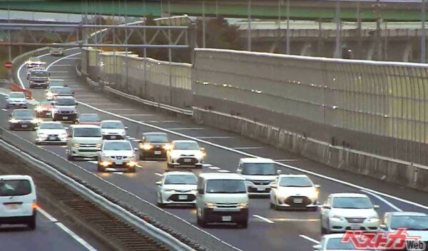 名神高速上り線一宮JCTのジッパー合流渋滞緩和策・対策前の写真（出典：NEXCO中日本）