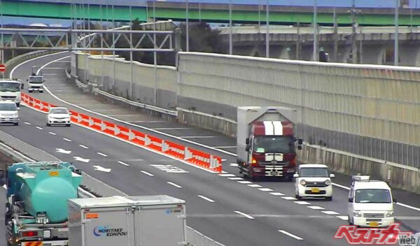 ジッパー合流対策後の一宮JCT。紅白のラバーボールを先頭付近まで設置し、先頭での合流を促している（提供：NEXCO中日本）