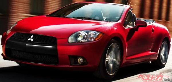 2005年にデビューした4代目エクリプス。一年遅れの2006年にスパイダーが追加された。販売不振による北米事業立て直しのため、北米専用車の生産終了に伴って、2012年12月に生産終了。なお日本市場には未導入だった