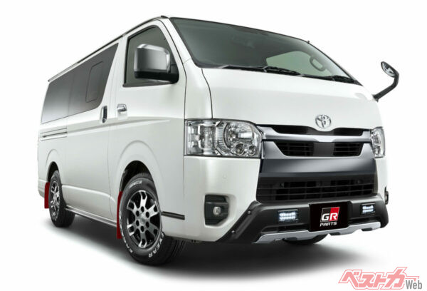 GRエアロパーツセット Version Iのハイエース。GRマッドフラップを装着している