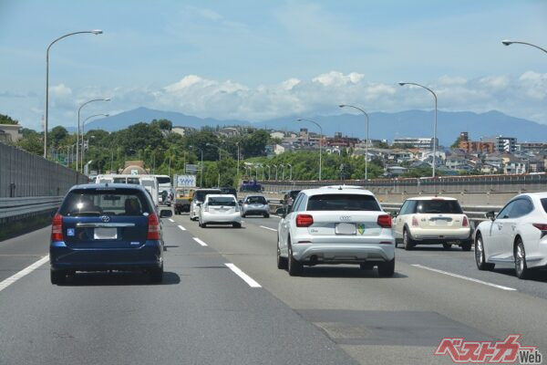 渋滞を起こさない「あえてのゆったり車間距離運転」を褒めたたえよう