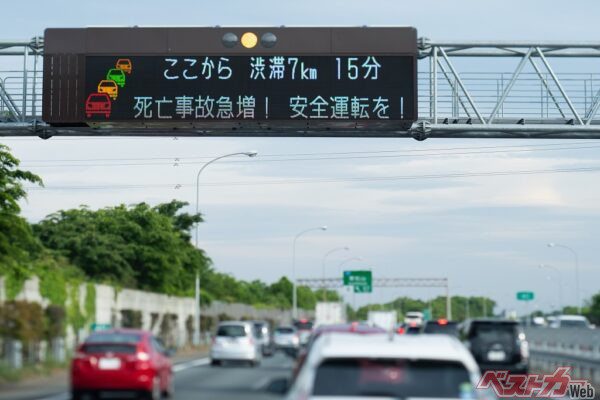 周囲の視線を感じながらあえて車間距離を広くとるドライバーを褒めたたえよう!!（PHOTO：Adobe Stock_Ichiro）
