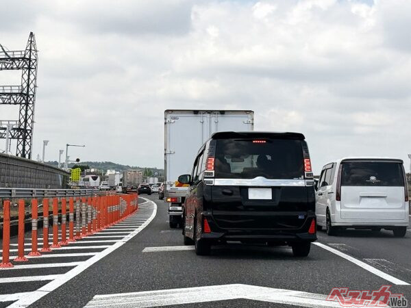 加速車線の一番先頭で合流する「ジッパー合流」も「ずるい」と思われがちだが、渋滞を緩和させてくれる行為（PHOTO：写真AC_Tokyo_Orca）