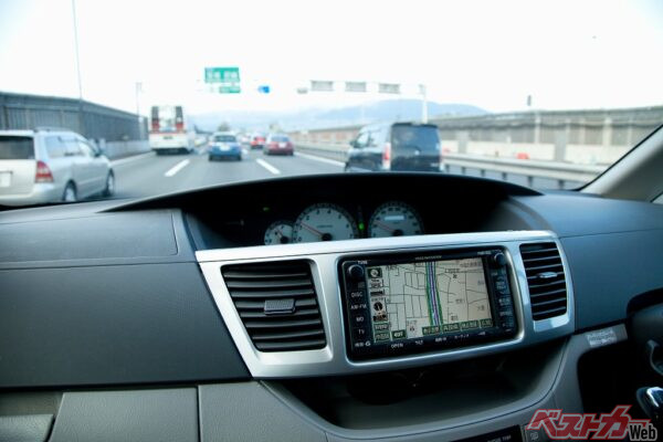 「ゆったり車間」は「減速の衝撃を吸収するクッション」となるのであり、車間距離を広くとっているドライバーは、渋滞を緩和させてくれている「神ドライバー」だ（PHOTO：Adobe Stock_Paylessimages）