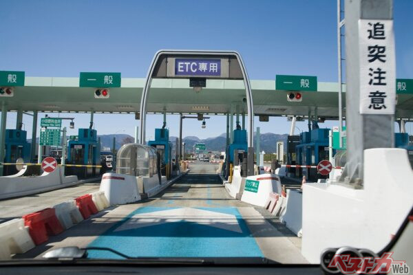 2030年問題は、セキュリティの規格が変更となることで、旧セキュリティ規格のETC車載器では、ETCゲートを通過できなくなるというもの(PHOTO:Adobe Stock_ paylessimages)
