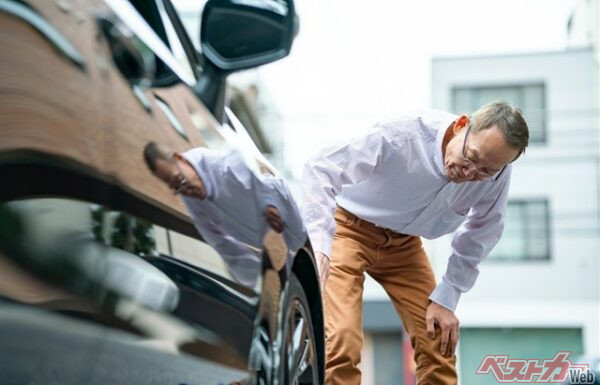 クルマはなにごとも確認が必要。用心しすぎるに越したことなどないのだ(naka@Adobe Stock)