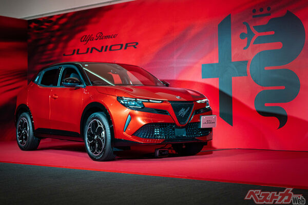 2025年6月登場のアルファロメオ ジュニア。当初「ミラノ」として発表されていたが、イタリア政府からの許可がおりなかった。なぜ許可を得る前に発表したのか……