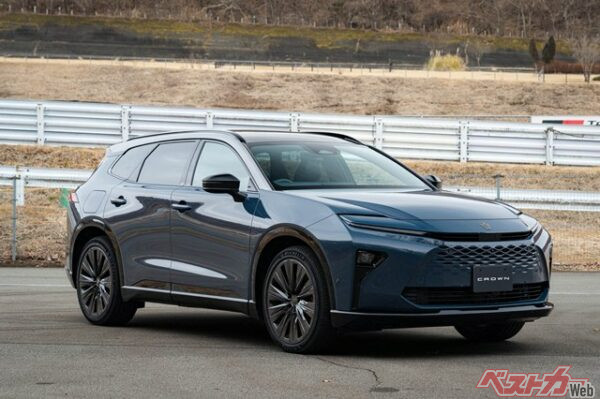 現行クラウンはしっかりと渋みのある色に。一方でスタイルは個性を追求。画像はクラウンエステート