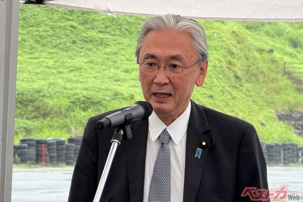 自民党の「内燃機関活用のための次世代燃料を推進する議員連盟」の会長である古屋圭司衆議院議員が挨拶し期待を述べた