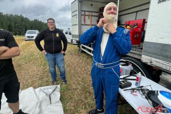 おもむろに着替え始める友人。まさかこの後自身が運転するとは新井選手は想像だにしていなかった?!