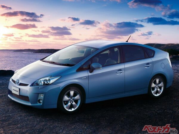 ハイブリッドの力を世に知らしめたプリウスは3代目になってリッター38.0kmを実現