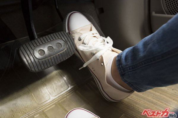 燃費を考えるなら、アクセルのじんわり操作は必須。小刻みにガクガク加減速するのはご法度だ（Paylessimage@Adobe Stock）