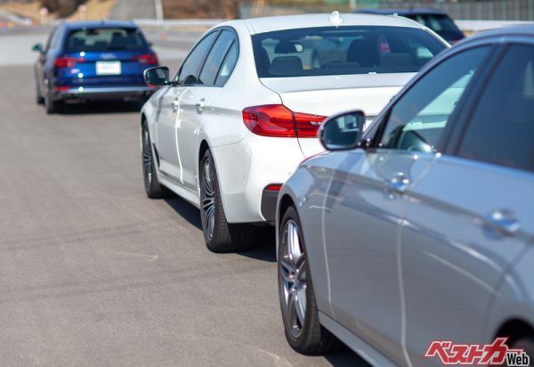 車間の詰め過ぎは燃費に悪い。場合によっては煽り運転（車間距離不保持違反）で罰則を受けることも（Imaging L@Adobe Stock）