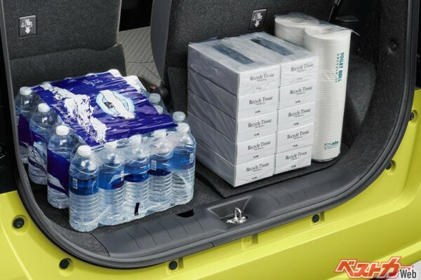 100kg重いと3％程度燃費が悪化すると言われている。WLTCモード燃費30km／Lのクルマは0.9km／Lの燃費悪化