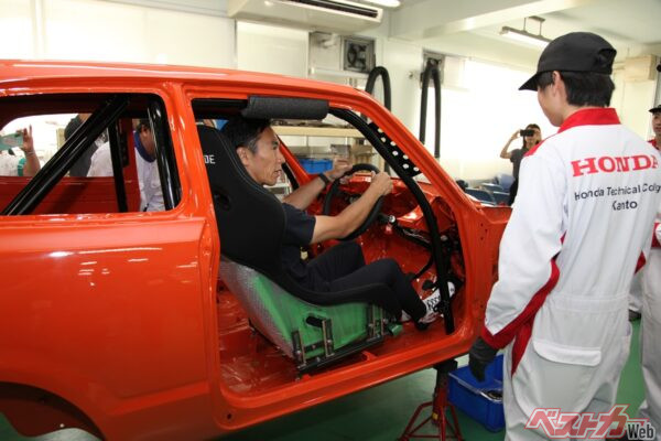 HTC関東でサンセット号のシート合わせを行う佐藤琢磨氏。本番前に実戦参加の予定はなく、より実戦を想定した準備が行われた