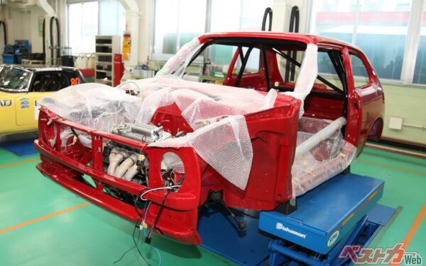 マドリード号のボディ。日本での車検取得、レギュレーションに合致したラリー用の架装と、乗り越えなければならないハードルは多い