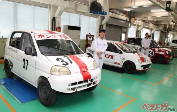 手前がリアエンジンのライフ。タイプRというより、ホンダのオールドF1に見えなくもない