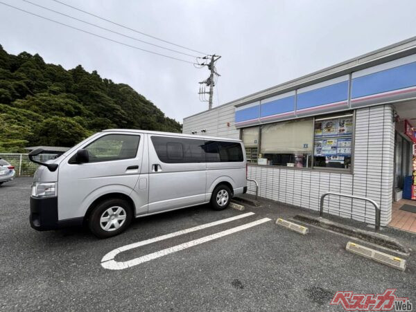 コンビニRVパーク ローソン 御宿新町店での利用イメージ写真。トイレの利用はもちろん、宿泊者は電源利用も可能