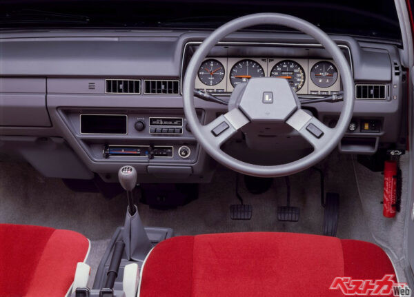 直線を基調とした初代ラングレーのコクピット。四角いメーターカバーやステアリングはスカイラインに似たデザイン