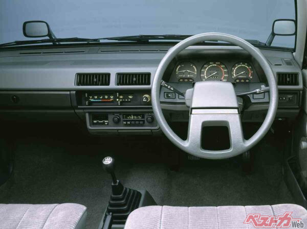 上級グレードはローレルと同じステアリング、モケット張りのシート、ドアトリムを採用していた