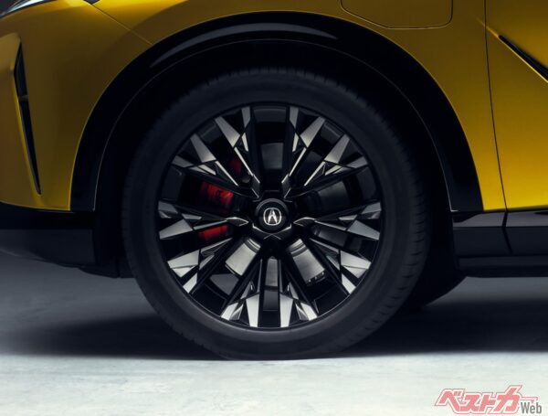 ちらっと見えるブレンボがアツい!!