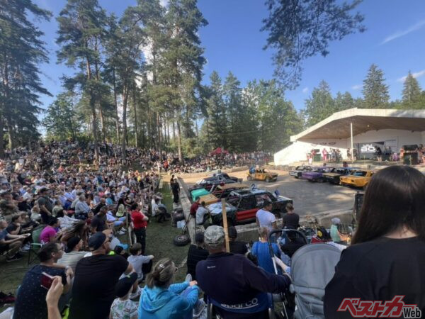 ところせましと並べられたクルマたち。こんなところでなにをしようというのか……