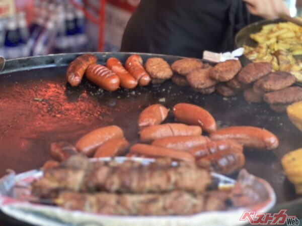 エストニアといえば黒いソーセージことブラッドソーセージだが、会場は普通においしそうな肉料理が並ぶ
