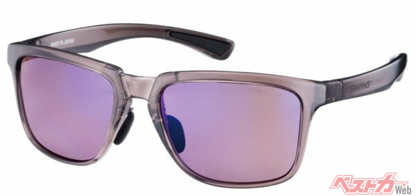 新たに販売ラインナップに加わった、SWANS「ドライビング・サングラス」デイリーユースモデルER-4。クリアライトブラウンのフレームカラーで、男女兼用タイプ。特別価格：1万3200円（税込）／通常価格の20％OFF