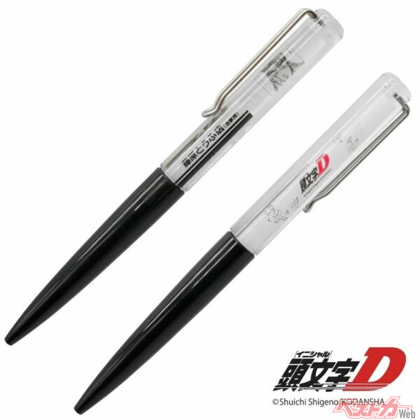 背景にはハチロクの姿が描かれ、ペンを動かすたびに物語の名場面がよみがえる構成。単なるキャラクターグッズにとどまらず、日常の筆記具として使える実用性も備えている