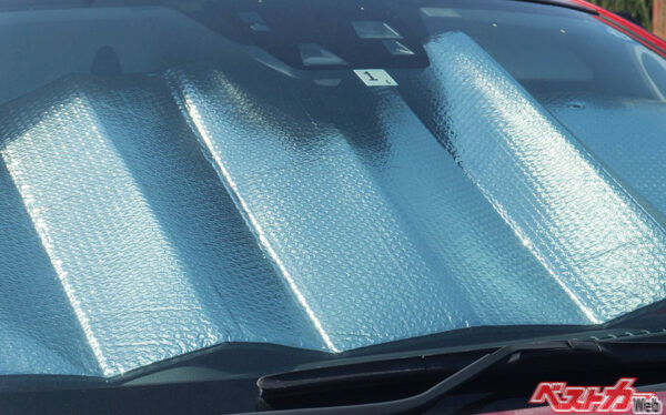 サンシェードなしで直射日光を4時間受け続けると、ダッシュボードの温度は最大で74℃まで上昇するのに対して、サンシェードを使うと52℃とサンシェードなしに比べ22℃も抑えることができたが、車内の温度はたった2℃しか下げることができない