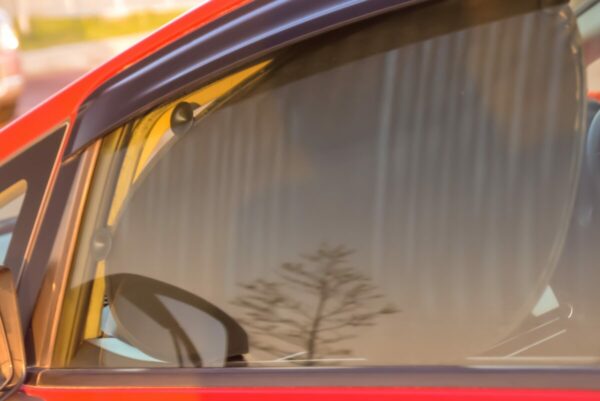 隙間ができてしまうので、車種別のサンシェードを装着したい（写真AC）