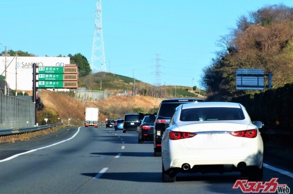 左側は空いているのに右側車線にクルマが集中している場合もある（写真AC）