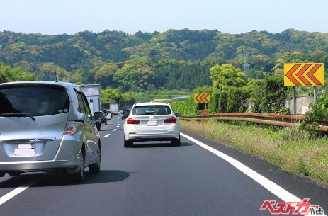 後ろにいたクルマが真ん中の中央車線に移り、割り込むように追い越し車線に入ってきたケース。車間距離を空けすぎたためなのか？（写真AC）