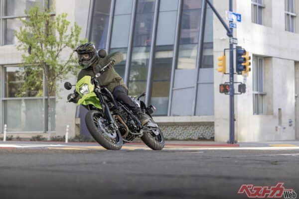 カワサキ「KLX230SM」新色登場！　都会を駆け抜けるスーパーモトの魅力