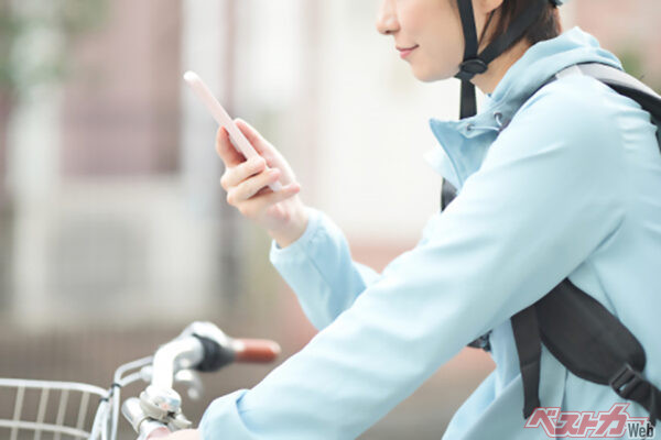 運転中のスマホ使用……反則金:1万2000円 スマホを見ながらの運転は周りが見えず、注意力も落ちるため、自身も周囲も危険