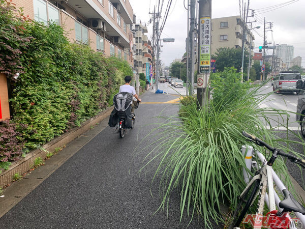 歩道走行……反則金:6000円 歩道走行が違反となると危険だし、自転車の利便性が大きく損なわれるのは確実