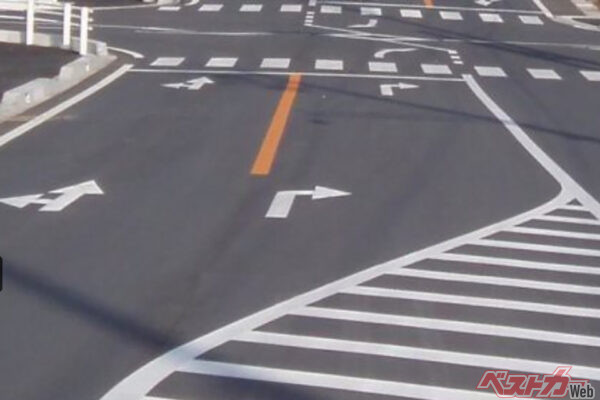 右折車線で右折待ちという自転車も見かけるが、自転車は最も左の車線以外への侵入自体が禁止