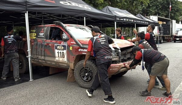 デイリタイアし、サービスパークに運び込まれた小出号。筆者はこの損傷具合から心配になったほどの状態であった