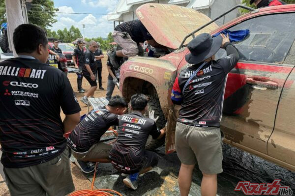 ディーラーメカのメンバーはサービスパークでメカニックスタッフのお手伝いを行うのだが、全日程で大活躍!!!!