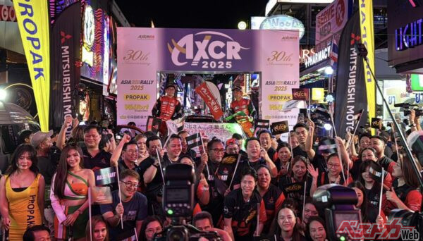 バイク・クルマ全チームが写真のように記念撮影を実施。これぞAXCRといったイベントのひとつ