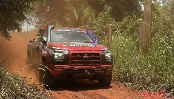 前日深夜に大雨が降ったものの、夜が開ければこの通り。赤土が視界を邪魔するのだった