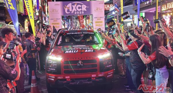 この人の多さを見て!! 街を上げてのお祭り騒ぎといった感じ。とにかく人々の熱気がハンパなかった!!!!