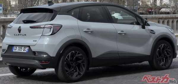 新型キャプチャーのリアスタイル。新デザインのリアバンパーと、リアランプがクリアレンズ化されているのが特徴的