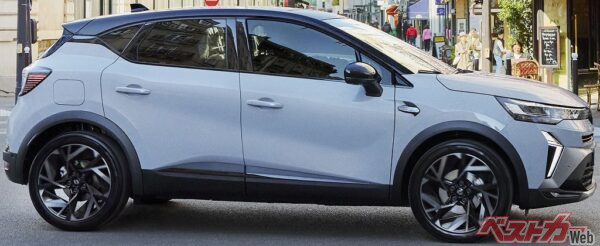 上級グレードのエスプリ アルピーヌには、19インチのアロイホイールが装着されている