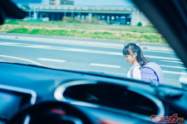 「どこから出てきました!?」となることもあるだろう。しかし、そういった予測ができるかどうかが事故を防ぐ(maraoke@Adobe Stock)