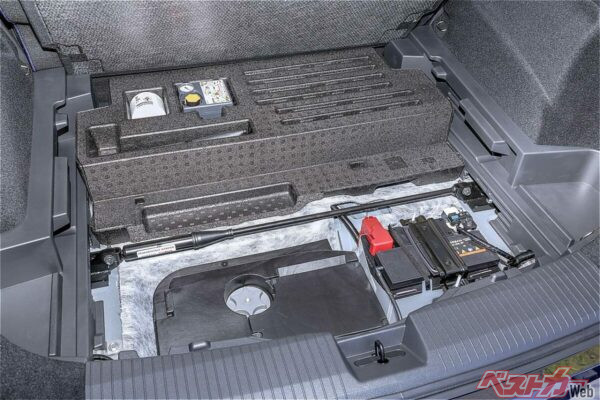 ラゲッジフロアの下に左右を貫くように配置されたパフォーマンスダンパー。スポーツスペックだけの装備