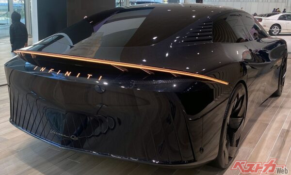 丸目四灯のテールランプは確認できないが、一文字のテールランプやINFINITIのイニシャル、ボリューム感あふれるリアスタイルなど、秀逸なデザインのクーペセダンだ