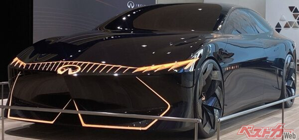 日産グローバル本社ギャラリーに展示されていたビジョンQe。全高が低く、流麗なデザインもカッコよい!!