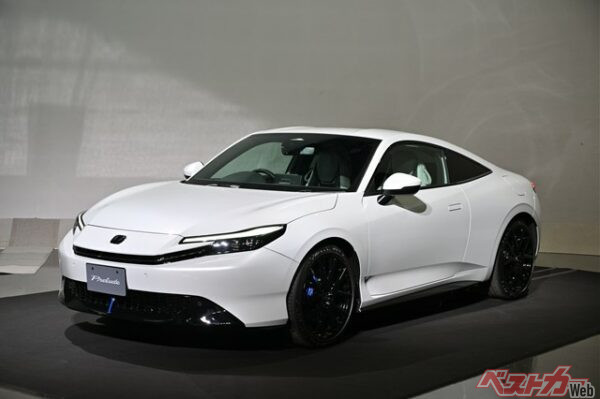 足回りはタイプR専用の「デュアルアクシス・フロントサスペンション」を採用。しかもブレンボまでついている。そりゃ高いか……